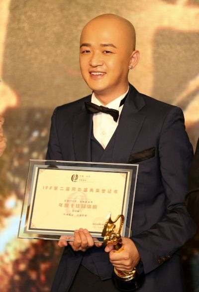 包贝尔荣膺金扫帚影帝:创纪录“三冠王”得主