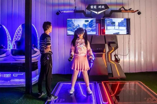 《VR游戏《撩妹日记》夜店狂拍:沉浸式炫舞体验》 《VR游戏《撩妹日记》夜店狂拍:沉浸式炫舞体验》