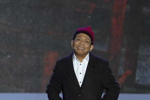 宋小宝假装粉丝强吻赵本山 网友,这不比岳云鹏好看,这场演出凭啥这么火? 宋小宝假装粉丝强吻赵本山 网友,这不比岳云鹏好看,这场演出凭啥这么火?