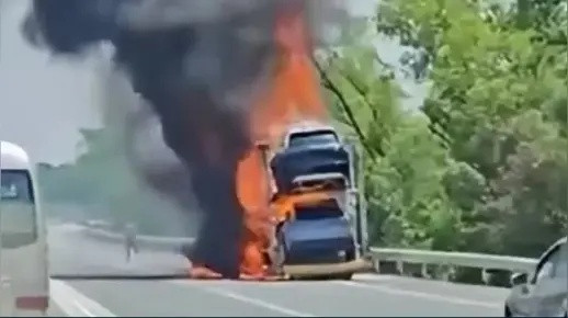 曝高速刹车起火:多辆问界M9遭焚 曝高速刹车起火:多辆问界M9遭焚