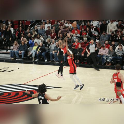 《Game Boy鞋面神操作,乔丹鞋变身万元收藏品》 《Game Boy鞋面神操作,乔丹鞋变身万元收藏品》