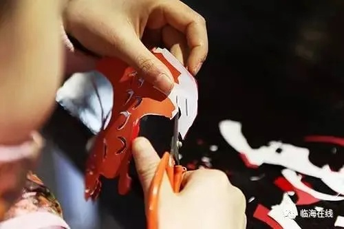 《纸片人》剪纸艺术新体验：探索剪纸游戏魅力