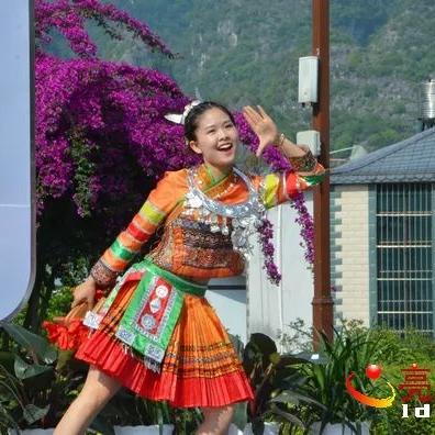 女子在县城影院买到无座票,同价无座只能坐板凳台阶,这合理吗? 女子在县城影院买到无座票,同价无座只能坐板凳台阶,这合理吗?