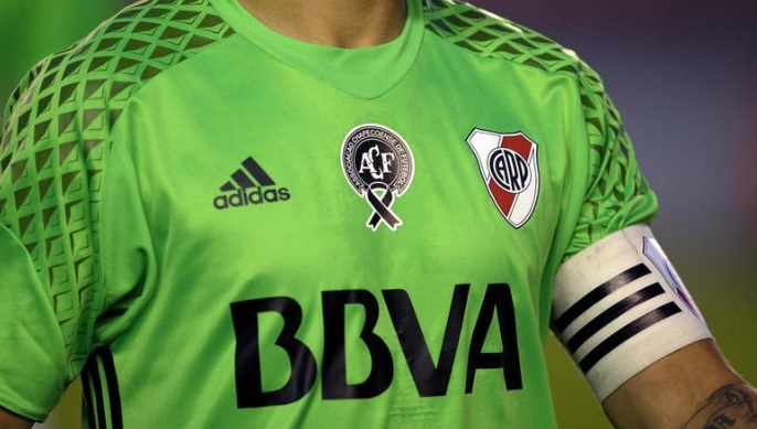 FIFA 17特献:致敬沙佩科恩斯,免费球衣等你拿! FIFA 17特献:致敬沙佩科恩斯,免费球衣等你拿!