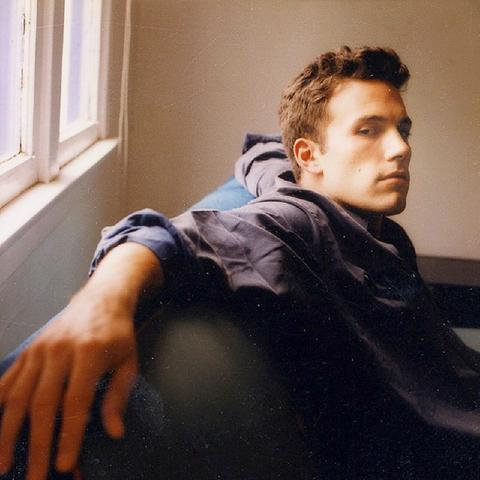 大本马达RIP首爆剧照,胡子拉碴憔悴模样背后藏着怎样的故事? 大本马达RIP首爆剧照,胡子拉碴憔悴模样背后藏着怎样的故事?