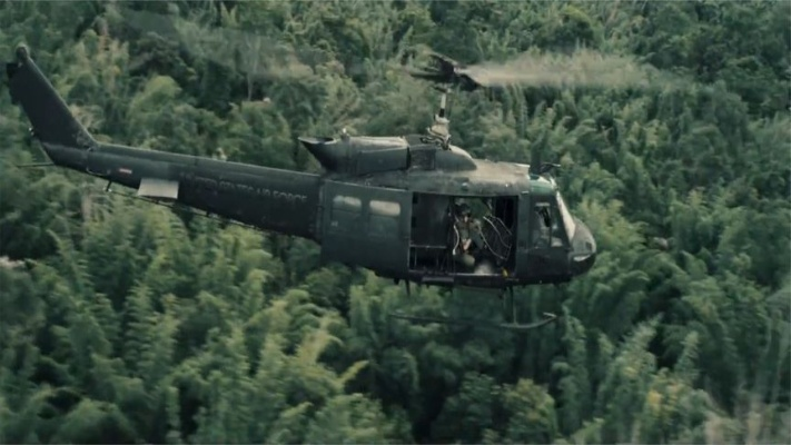 《兰博直升机》惊险穿越:山林巅峰对决瞬间! 《兰博直升机》惊险穿越:山林巅峰对决瞬间!