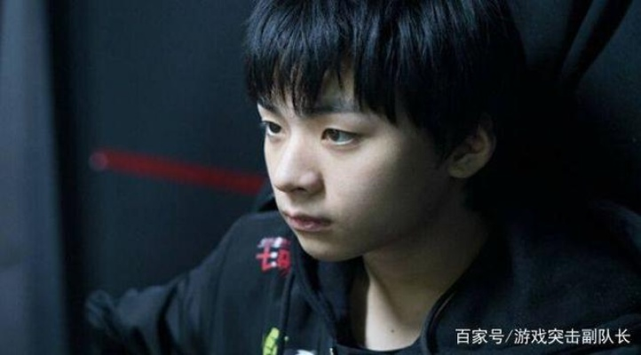 《英雄联盟》冠军AD服役近照曝光:坚毅眼神引热议! 《英雄联盟》冠军AD服役近照曝光:坚毅眼神引热议!