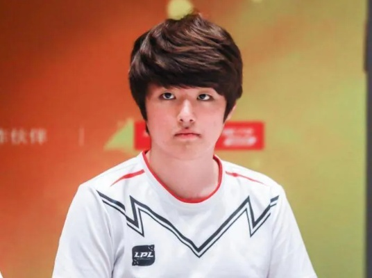 《英雄联盟》冠军AD服役近照曝光:坚毅眼神引热议! 《英雄联盟》冠军AD服役近照曝光:坚毅眼神引热议!