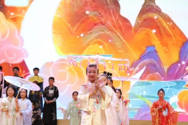 岁序新承古韵风，惊鸿映阁狂潮再涌