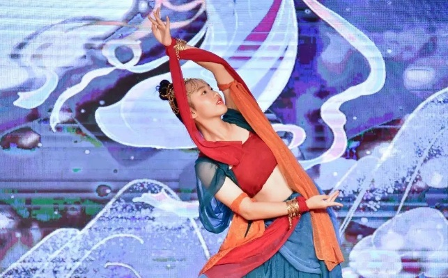 彩焰舞动比丘尼,翔舞衣衫映辉煌 彩焰舞动比丘尼,翔舞衣衫映辉煌