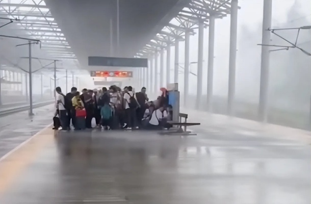 高铁站台上到底能不能打伞?官方说明来了,为你的出行安全保驾护航 高铁站台上到底能不能打伞?官方说明来了,为你的出行安全保驾护航
