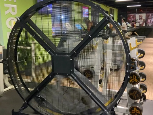 巨无霸风扇体验:6米高震撼来袭! 巨无霸风扇体验:6米高震撼来袭!