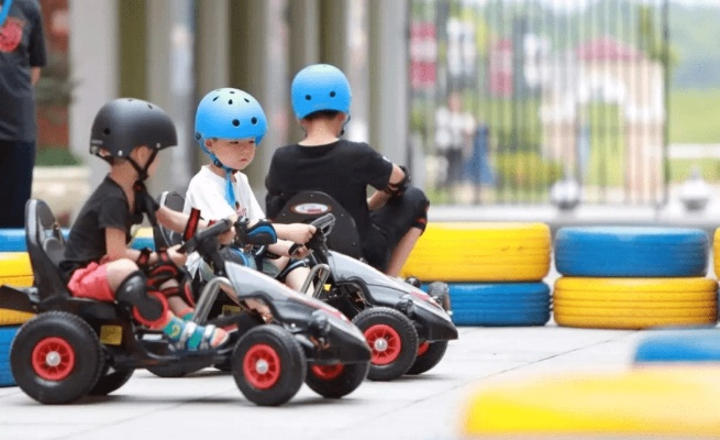 偶尔翻车乐趣多,家庭赛道新体验 偶尔翻车乐趣多,家庭赛道新体验