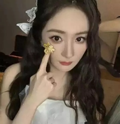 杨幂滑雪发现右臂抬起困难,检查得知部分钙化,这咋跟打游戏卡壳似的? 杨幂滑雪发现右臂抬起困难,检查得知部分钙化,这咋跟打游戏卡壳似的?