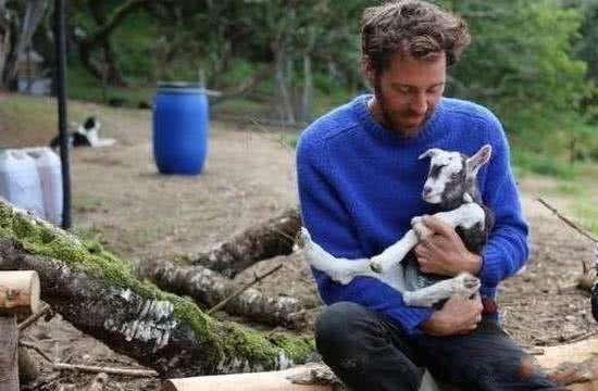 荒野求生：揭秘老人藏匿与救狗奇遇