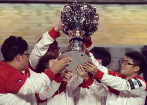 EDG S6总决赛爆冷!外卡战队INTZ逆袭夺冠,揭秘幕后真相 EDG S6总决赛爆冷!外卡战队INTZ逆袭夺冠,揭秘幕后真相