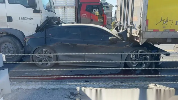 极氪001生死时速,重卡夹击惊魂,全员安然! 极氪001生死时速,重卡夹击惊魂,全员安然!