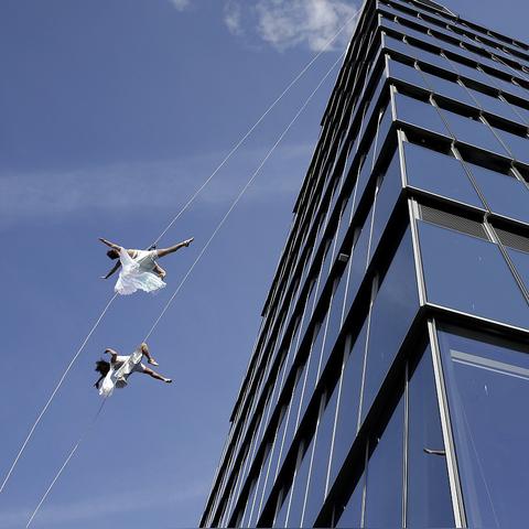 《镜之边缘》真人版:极限飞檐走壁,心跳加速体验! 《镜之边缘》真人版:极限飞檐走壁,心跳加速体验!