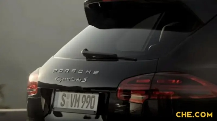 卡普空大揭秘!《生化危机9》里昂驾驭保时捷卡宴Turbo GT震撼登场 卡普空大揭秘!《生化危机9》里昂驾驭保时捷卡宴Turbo GT震撼登场