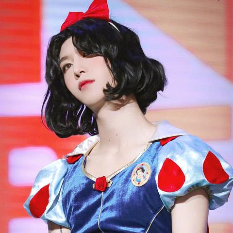 COS女神VS金刚狼：每周巅峰对决！