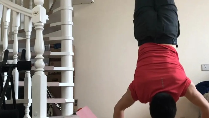 半年苦练倒立，日本男孩换Switch2圆梦，毅力成就新高度