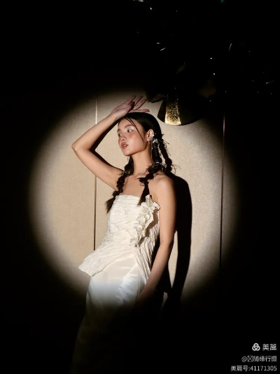 《光与影》女角新装惊艳亮相,性感升级引热议 《光与影》女角新装惊艳亮相,性感升级引热议