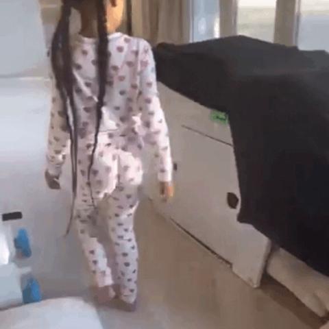 金·卡戴珊引领时尚潮流，堡垒之夜开启虚拟新篇章