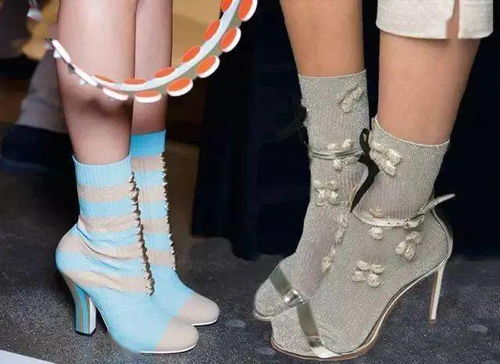 圣诞狂欢女巨人，红袜高跟狂踩都市盛宴