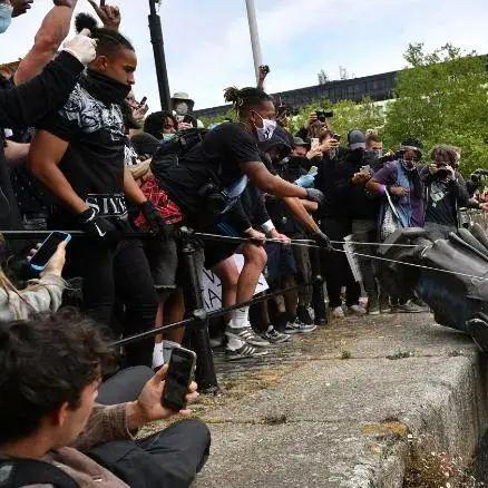 轻松掌握Minecraft：移动版国王雕像制作攻略，解锁全新建筑技巧