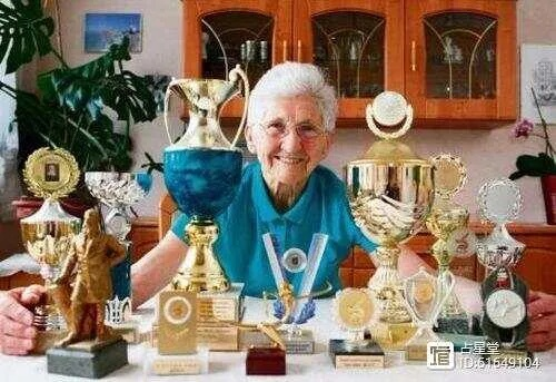 94岁奶奶硬核闯钻石，空当接龙成就全网传奇人生