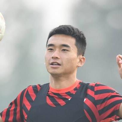 足球阵型策略：智慧选将，掌控FC世界